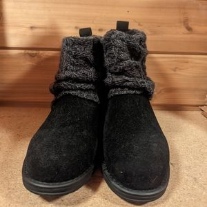 These are black size 11 muck luck ankle boots